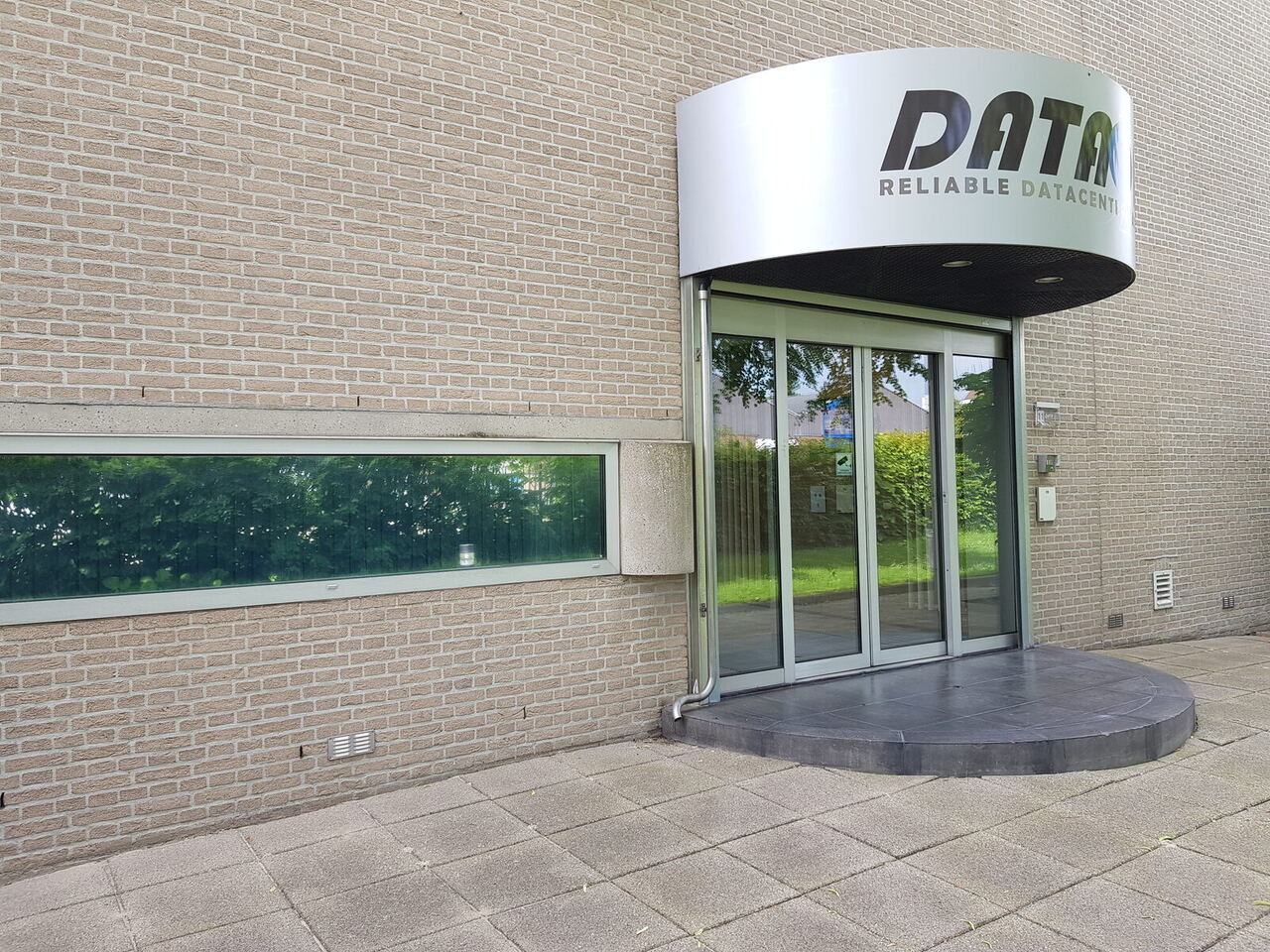 Entrance of DataOne HQ (AMS01)
